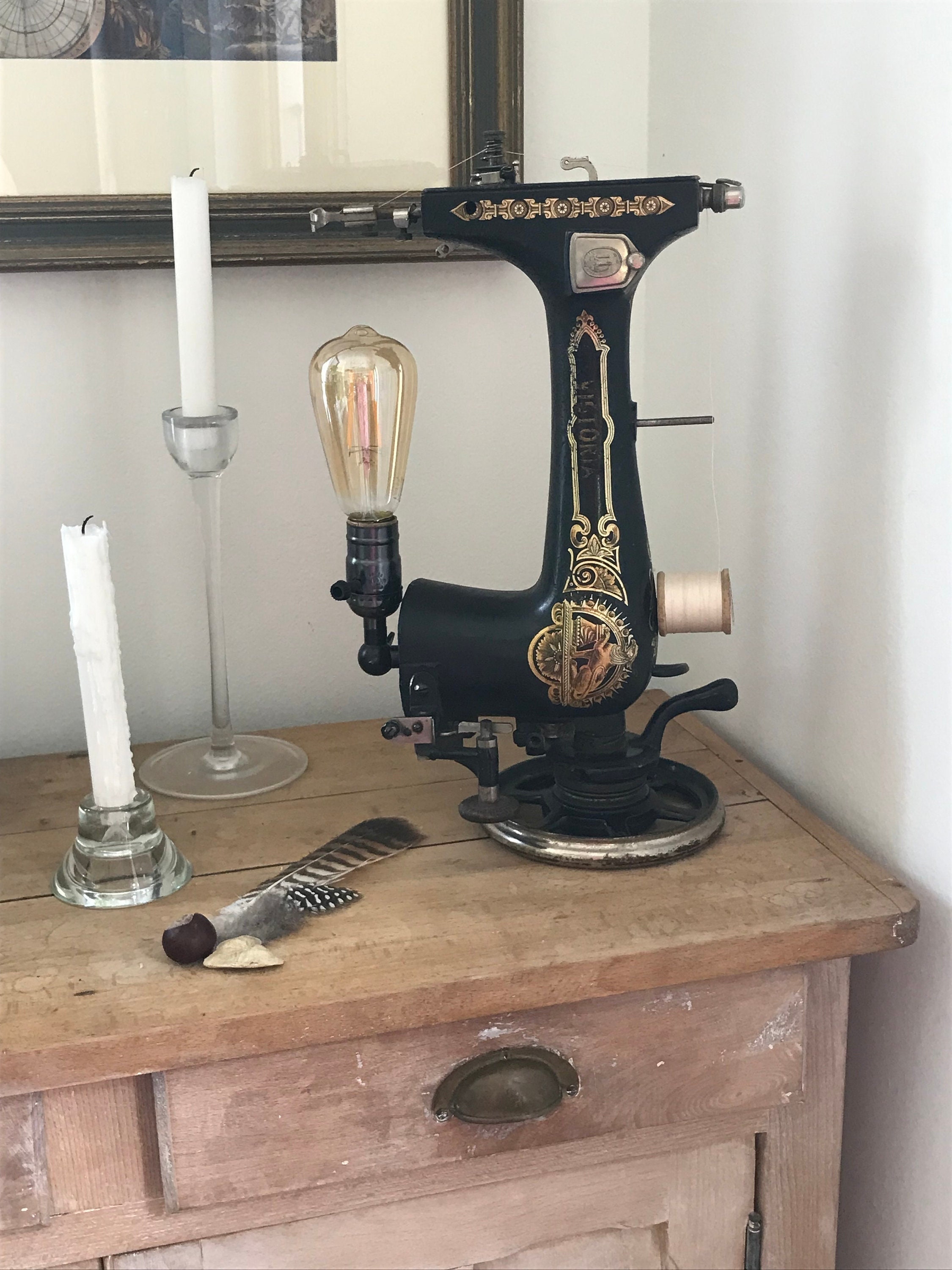machine à coudre ancienne, rétro, vintage et lampe à pétrole sur