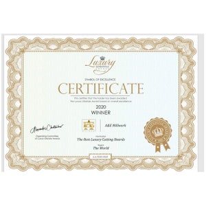Peut inclure: Un certificat d'excellence des Luxury Lifestyle Awards, d&eacute;cern&eacute; &agrave; A&E Millwork pour les meilleures planches &agrave; d&eacute;couper de luxe au monde. Le certificat est dat&eacute; de 2020 et comporte un sceau dor&eacute; avec une couronne.
