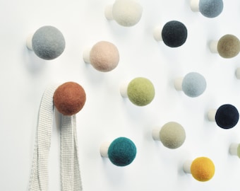 Wool round wall hook in 42 colors, wood hook, modern coat rack, hat hook, colorful knob, minimalist wall decor, peg, decorative wall hook