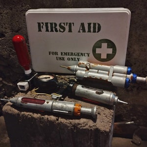 Pre-War first aid box, Replica Stimpak, Calmex, Med-X Prop from Fallout, tranquilizer with an identical appearance to Med-X