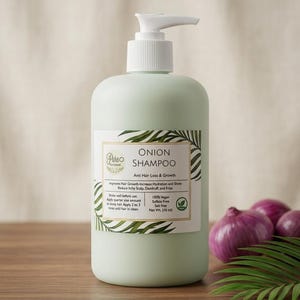 El champú de cebolla fortalece el cabello, ayuda a reducir la caída del cabello, nutre las raíces y promueve hebras más saludables y de aspecto más grueso.