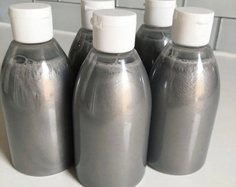 Champú desintoxicante con carbón activado para una limpieza profunda, elimina la acumulación, refresca el cuero cabelludo y deja el cabello limpio, suave y equilibrado.