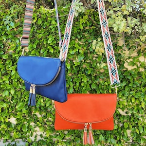 Bolso bandolera con borlas, cartera tipo sobre con múltiples compartimentos y ranura para 6 tarjetas en el interior