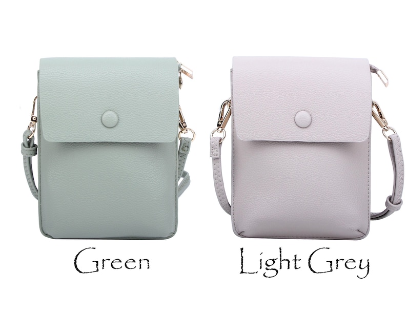 Puede incluir: Dos peque&ntilde;as bolsas de bandolera, una en verde y otra en gris claro. Ambas bolsas tienen una solapa con cierre de bot&oacute;n y una correa ajustable.