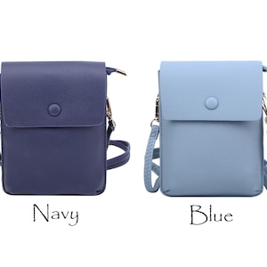 Puede incluir: Dos peque&ntilde;as bolsas de bandolera, una azul marino y otra azul claro. Ambas bolsas tienen una solapa con un cierre de bot&oacute;n &uacute;nico y una correa corta.
