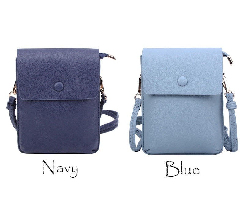 Puede incluir: Dos peque&ntilde;as bolsas de bandolera, una azul marino y otra azul claro. Ambas bolsas tienen una solapa con un cierre de bot&oacute;n &uacute;nico y una correa corta.