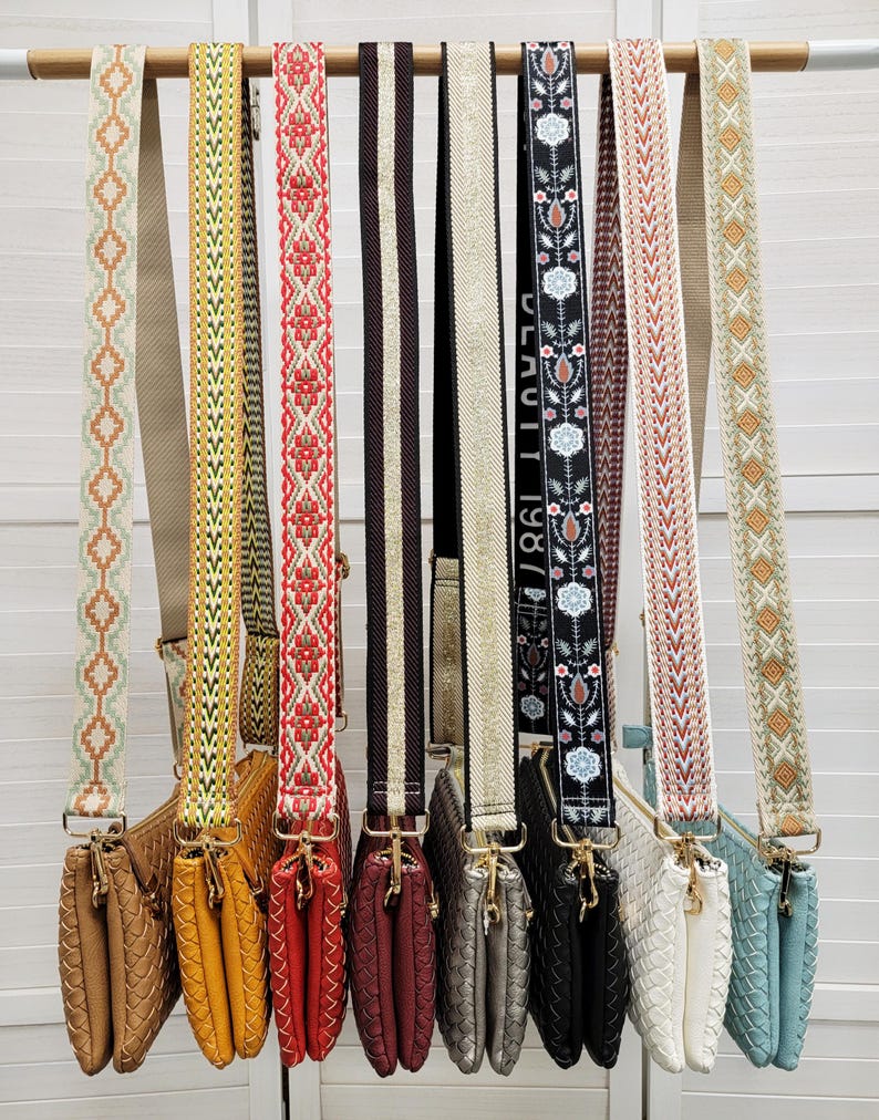 Pu&ograve; includere: Una collezione di otto borse a tracolla rettangolari con texture intrecciata, ognuna dotata di una tracolla regolabile unica con motivi o righe in colori come beige, giallo, rosso, bordeaux, grigio metallizzato, nero, bianco e azzurro.