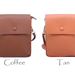Puede incluir: Dos peque&ntilde;as bolsas de bandolera con cierre de solapa y un solo bot&oacute;n. La bolsa de la izquierda es marr&oacute;n y la bolsa de la derecha es de color canela. Las bolsas est&aacute;n etiquetadas como "Coffee" y "Tan", respectivamente.