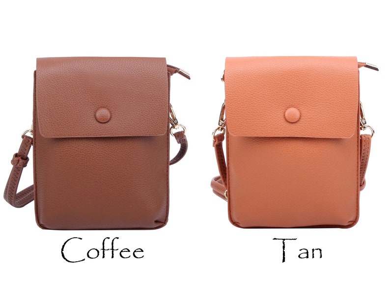 Puede incluir: Dos peque&ntilde;as bolsas de bandolera con cierre de solapa y un solo bot&oacute;n. La bolsa de la izquierda es marr&oacute;n y la bolsa de la derecha es de color canela. Las bolsas est&aacute;n etiquetadas como "Coffee" y "Tan", respectivamente.
