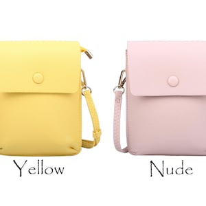 Puede incluir: Dos peque&ntilde;as bolsas de bandolera, una amarilla y otra nude. Ambas bolsas tienen una solapa con cierre de bot&oacute;n y una correa larga ajustable.