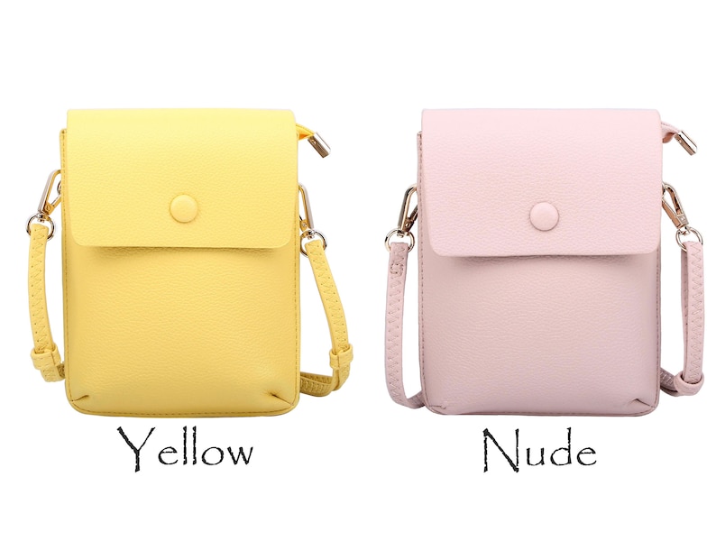 Puede incluir: Dos peque&ntilde;as bolsas de bandolera, una amarilla y otra nude. Ambas bolsas tienen una solapa con cierre de bot&oacute;n y una correa larga ajustable.