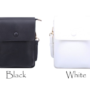Puede incluir: Dos peque&ntilde;as bolsas de bandolera, una negra y una blanca. Ambas bolsas tienen una solapa con cierre de bot&oacute;n y una correa ajustable.