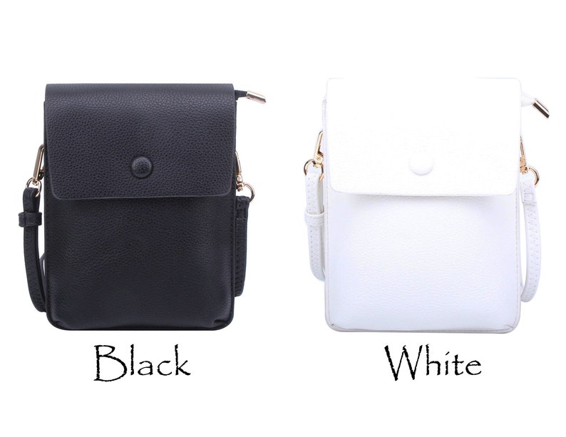 Puede incluir: Dos peque&ntilde;as bolsas de bandolera, una negra y una blanca. Ambas bolsas tienen una solapa con cierre de bot&oacute;n y una correa ajustable.