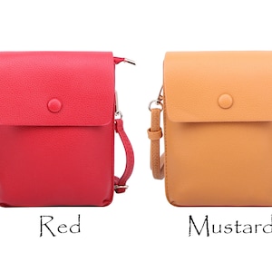 Puede incluir: Dos peque&ntilde;as bolsas de bandolera, una roja y otra amarilla mostaza. Ambas bolsas tienen una solapa con cierre de bot&oacute;n y una correa larga ajustable.