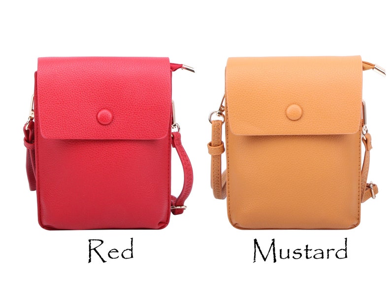 Puede incluir: Dos peque&ntilde;as bolsas de bandolera, una roja y otra amarilla mostaza. Ambas bolsas tienen una solapa con cierre de bot&oacute;n y una correa larga ajustable.
