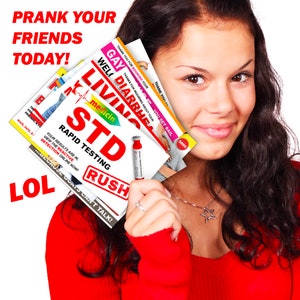 Może przedstawiać: Osoba w czerwonym topie trzyma stos żartobliwych ulotek z napisem "PRANK YOUR FRIENDS TODAY!" i "LOL". Ulotki mają r&oacute;żne humorystyczne motywy, w tym "STD Rapid Testing" i "Gay Living".