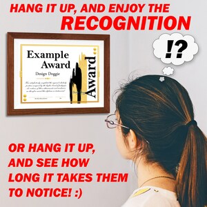 Op de afbeelding: Een ingelijst certificaat met een gouden rand en de tekst "Example Award" en "Design Doggie". Het certificaat hangt aan een muur en een persoon kijkt ernaar met een verwarde uitdrukking. De tekst "HANG IT UP, AND ENJOY THE RECOGNITION" en "OR HANG IT UP, AND SEE HOW LONG IT TAKES THEM TO NOTICE! :)" staat in rode letters boven en onder het certificaat.