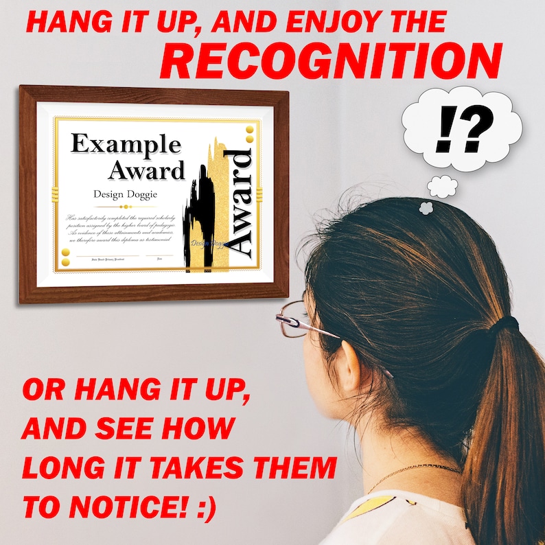 Op de afbeelding: Een ingelijst certificaat met een gouden rand en de tekst "Example Award" en "Design Doggie". Het certificaat hangt aan een muur en een persoon kijkt ernaar met een verwarde uitdrukking. De tekst "HANG IT UP, AND ENJOY THE RECOGNITION" en "OR HANG IT UP, AND SEE HOW LONG IT TAKES THEM TO NOTICE! :)" staat in rode letters boven en onder het certificaat.