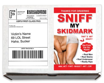 Puede incluir: Una caja de cartón blanca con un gráfico rojo y negro de una persona con ropa interior. El texto en la caja dice "Gracias por ordenar Sniff My Skidmark That's not gravy! One Fresh Pair Per Month! Real Men Real Stains Real Underwear Really Ripe www.wet-fart-nugget-art.com".