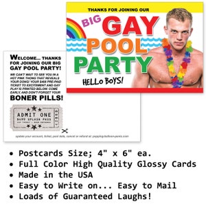 Może przedstawiać: Zestaw poczt&oacute;wek na Big Gay Pool Party. Gł&oacute;wny obraz przedstawia mężczyznę bez koszuli z kwiatową girlandą i napisem "Hello Boys!". Zawiera tęczę i szczeg&oacute;ły wydarzenia. Rozmiar: 10 cm x 15 cm.