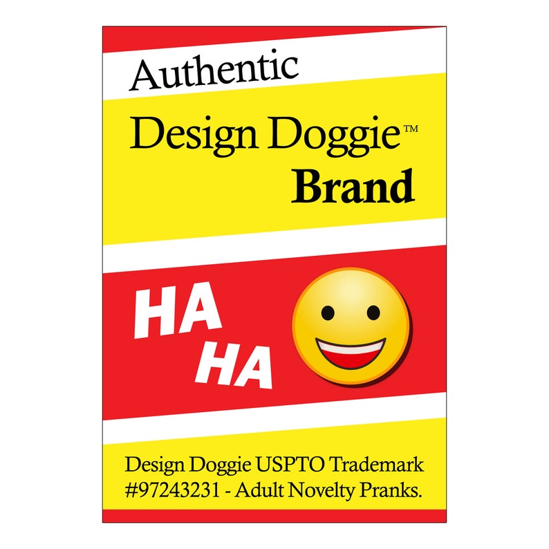 Może przedstawiać: Etykieta produktu nowości z ż&oacute;łtym i czerwonym tłem. Wyświetlany jest tekst "Authentic Design Doggie Brand". Etykieta zawiera "HA HA" i uśmiechniętą emotikonę. Na dole etykiety znajduje się napis "Design Doggie USPTO Trademark #97243231 - Adult Novelty Pranks."