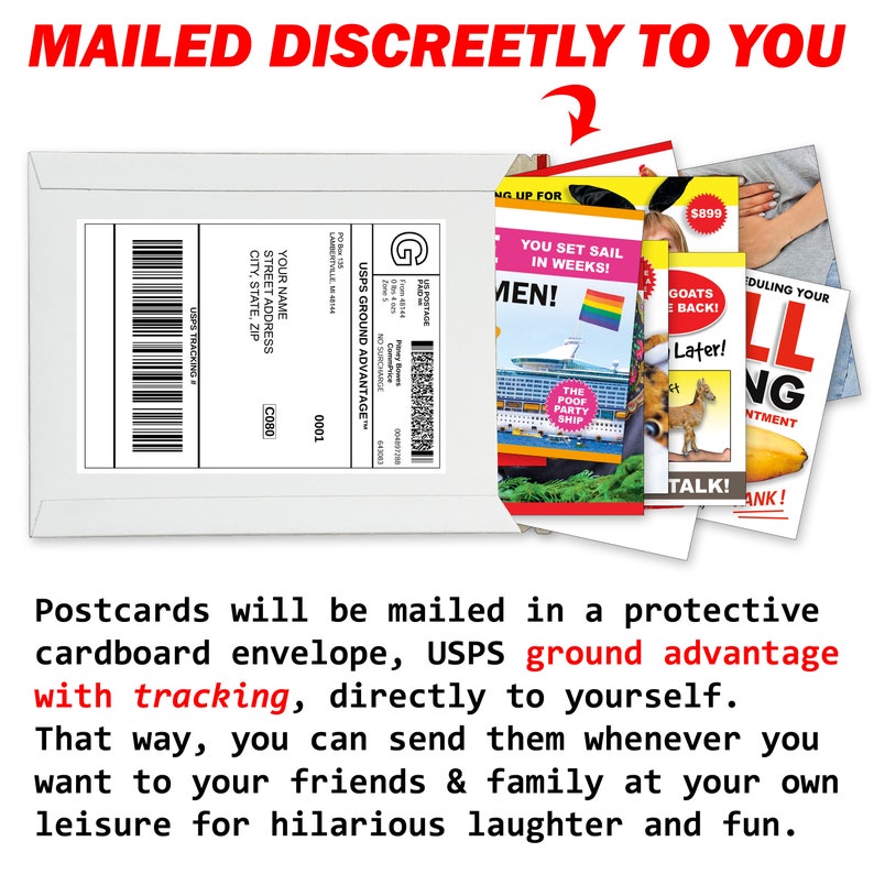 Może przedstawiać: Biała koperta z etykietą wysyłkową i napisem "MAILED DISCREETLY TO YOU". Częściowo widoczne kolorowe poczt&oacute;wki z obrazami i tekstem, w tym "YOU SET SAIL IN WEEKS! MEN!" i "GOATS EBACK!". Obecny jest r&oacute;wnież tekst "Postcards will be mailed..."