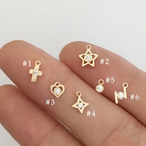 Puede incluir: Diez abalorios dorados con brillantes transparentes. Los abalorios tienen forma de cruz, corazón, estrella y círculo. Los abalorios están numerados del 1 al 6.