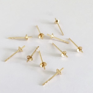 2 unidades de pendientes de botón con bola/perla de 3 mm/4 mm, chapados en oro de 14 quilates, con engaste de copa, doble muesca, fabricados en EE. UU.