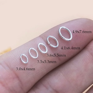 Puede incluir: Seis anillos de salto de plata de diferentes tamaños, que van desde 3,0x4,6 mm hasta 4,9x7,6 mm. Los anillos están dispuestos en orden de tamaño, con el anillo más pequeño a la izquierda y el anillo más grande a la derecha.