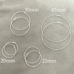 Op de afbeelding: Vier zilveren creolen in verschillende maten. De oorringen zijn 20 mm, 25 mm, 30 mm en 45 mm in diameter.