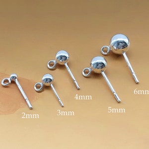 Puede incluir: Cinco postes de pendientes de plata con extremos de bola en diferentes tamaños: 2 mm, 3 mm, 4 mm, 5 mm y 6 mm.