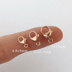 Puede incluir: Tres cierres de langosta dorados de diferentes tamaños. El cierre más pequeño mide 4,8 x 9 mm, el cierre del medio mide 6 x 11,5 mm y el cierre más grande mide 7 x 13 mm.