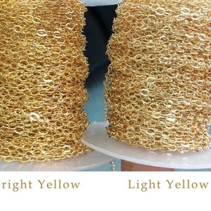 Puede incluir: Dos carretes de cadena dorada, uno etiquetado como "Amarillo brillante" y el otro como "Amarillo claro".