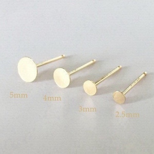 Może przedstawiać: Cztery pary złotych kolczyków z okrągłymi dyskami w różnych rozmiarach: 5 mm, 4 mm, 3 mm i 2,5 mm.