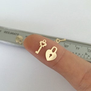 4,6 x 10 mm/7 x 10 mm, lucchetto gold-filled con cuore piccolo in oro 14k, ciondolo chiave a forma di cuore, ciondolo a forma di cuore, all’ingrosso, prodotto negli Stati Uniti