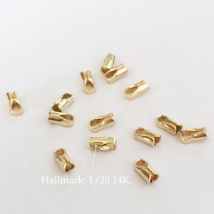 Puede incluir: Primer plano de anillos de salto de oro de 14 quilates. Los anillos son pequeños y tienen un acabado pulido. El sello en los anillos es 1/20 14K.