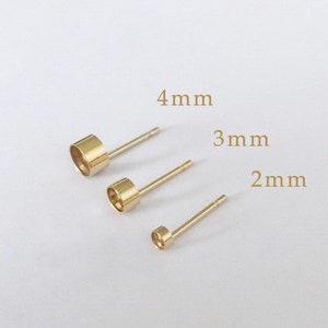 以下が含まれることがあります： 2mm、3mm、4mmの3つの異なるサイズのゴールドのイヤリングポスト。ポストは小さい順に並んでいます。