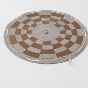 Brettspiele byzantinisches Schach auf grauem rundem Spielfeld aus Leder