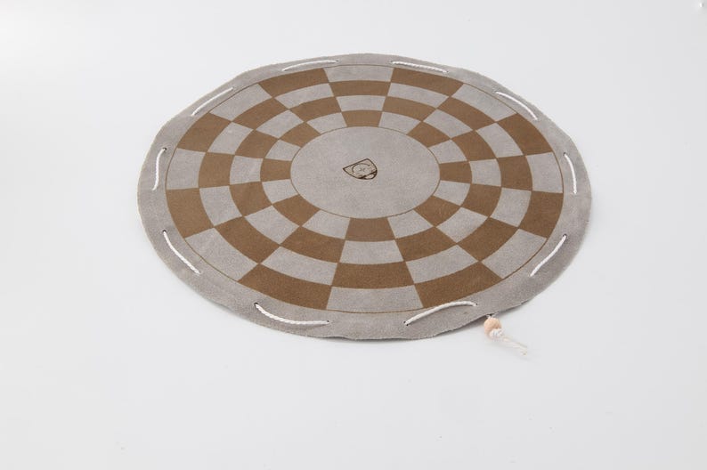 Brettspiele byzantinisches Schach auf grauem rundem Spielfeld aus Leder