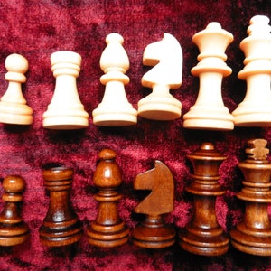 Schachfiguren aus Holz
Königshöhe 45 mm, Fuß 20 mm
Dame (Visier) 45 mm, Fuß 20 mm
Turm 28 mm,  Fuß 18 mm
Pferd (Springer) 35 mm, Fuß 18 mm
Läufer 38 mm,  Fuß 18 mm
Bauer 28 mm,  Fuß 15 mm