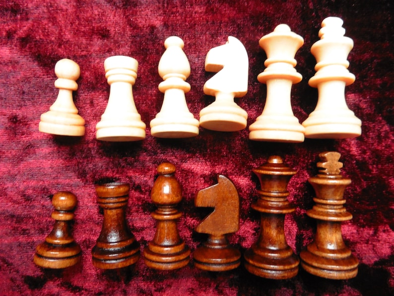 Schachfiguren aus Holz
Königshöhe 45 mm, Fuß 20 mm
Dame (Visier) 45 mm, Fuß 20 mm
Turm 28 mm,  Fuß 18 mm
Pferd (Springer) 35 mm, Fuß 18 mm
Läufer 38 mm,  Fuß 18 mm
Bauer 28 mm,  Fuß 15 mm