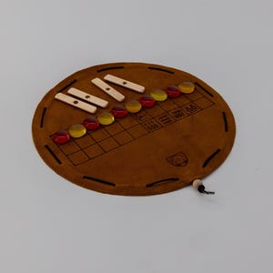 Senet, historyczne gry planszowe w skórzanej torbie, egipska gra planszowa, dary grobowe Tutenchamona, najstarsza gra planszowa, 2700 p.n.e. w Egipcie