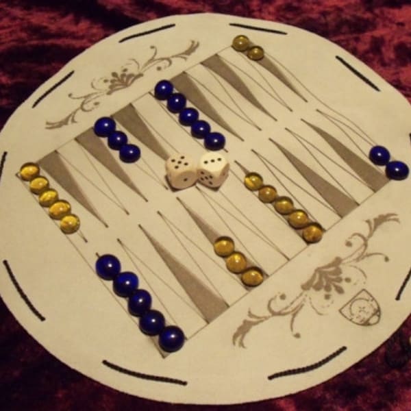 Backgammon, dobbelstenen gooien, historische bordspellen in een leren tas