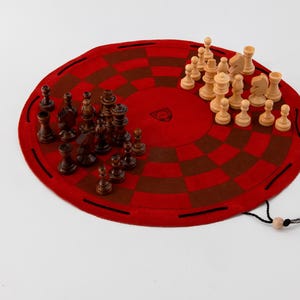 Brettspiel byzantinisches Schach auf rotem rundem Spielfeld auf Leder mit den Schachfiguren aus Holz