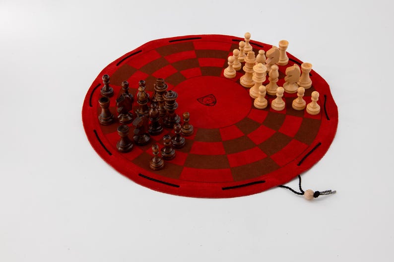 Brettspiel byzantinisches Schach auf rotem rundem Spielfeld auf Leder mit den Schachfiguren aus Holz