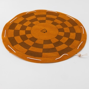 Brettspiele byzantinisches Schach auf hellbraunem rundem Spielfeld aus Leder