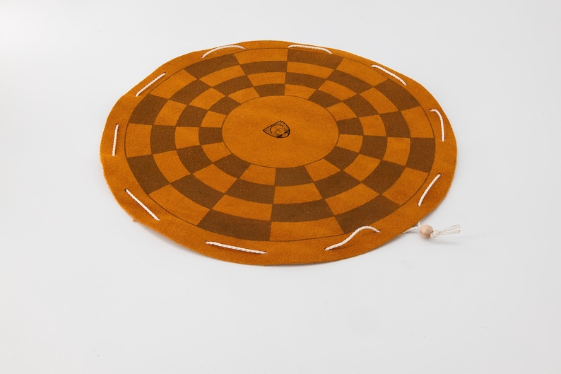 Brettspiele byzantinisches Schach auf hellbraunem rundem Spielfeld aus Leder