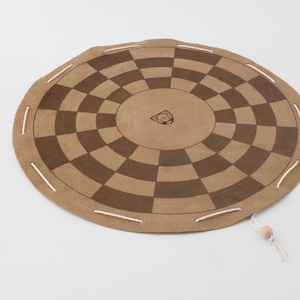 Brettspiele byzantinisches Schach auf beigem rundem Spielfeld aus Leder