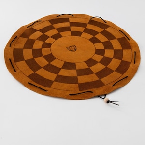 Brettspiel byzantinisches Schach auf dunkelbraunem rundem Spielfeld aus  Leder
