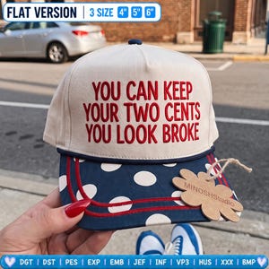 Puede incluir: Una gorra de béisbol color crema con texto bordado en rojo que dice YOU CAN KEEP YOUR TWO CENTS YOU LOOK BROKE. La visera es azul marino con lunares blancos y borde rojo. Tiene una etiqueta marrón en forma de flor con el nombre MINOSHStudio.